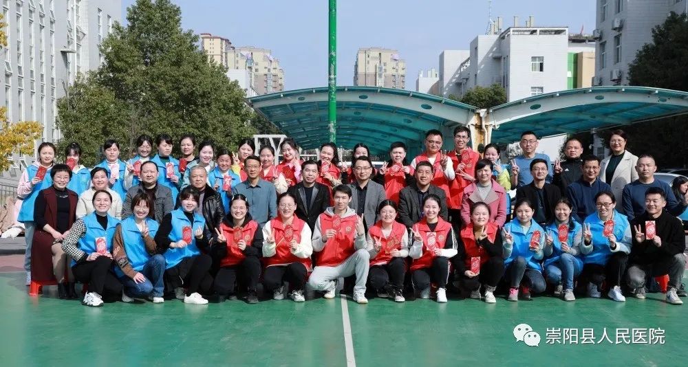 崇阳县人民医院开展“充气云梯闪电趣味赛跑”活动